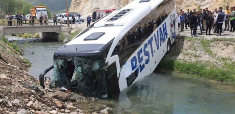 Yolcu otobüsü dereye uçtu Yaralılar var