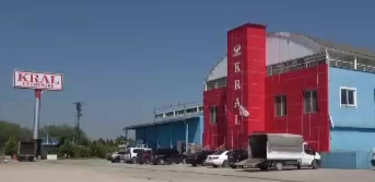 kesime hazırlanan büyükbaşa eziyet kamerada