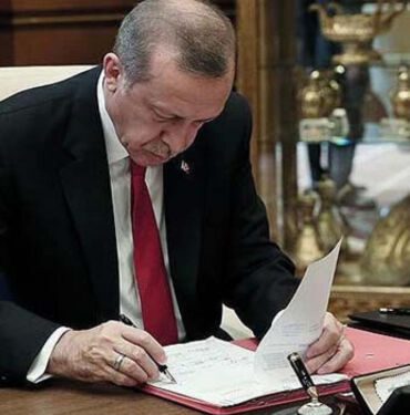 AKPli Cumhurbaşkanı Erdoğan'ın kararıyla 19 fakülte, yüksekokul ve enstitü kapatıldı; 14 fakülte, yüksekokul ve enstitü açıldı, 2 fakültenin isim değiştirildi
