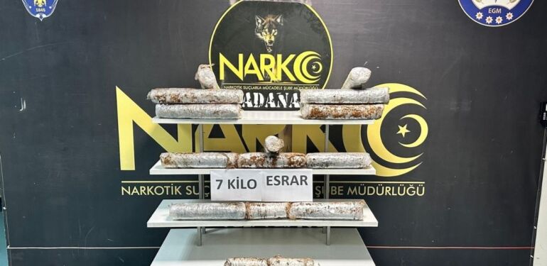 Adana'da kamyonette 8 kilogram esrar ele geçirildi
