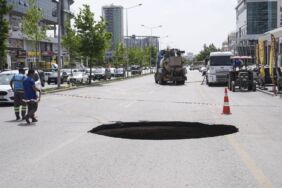 Ankara'da kanalizasyon sularının birikmesi sonucu yol çöktü