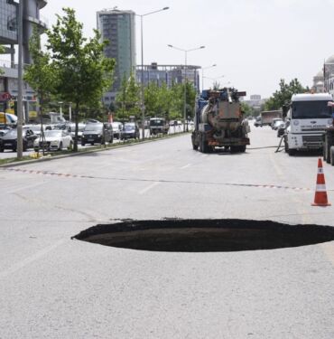 Ankara'da kanalizasyon sularının birikmesi sonucu yol çöktü