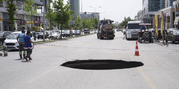 Ankara’da kanalizasyon sularının birikmesi sonucu yol çöktü