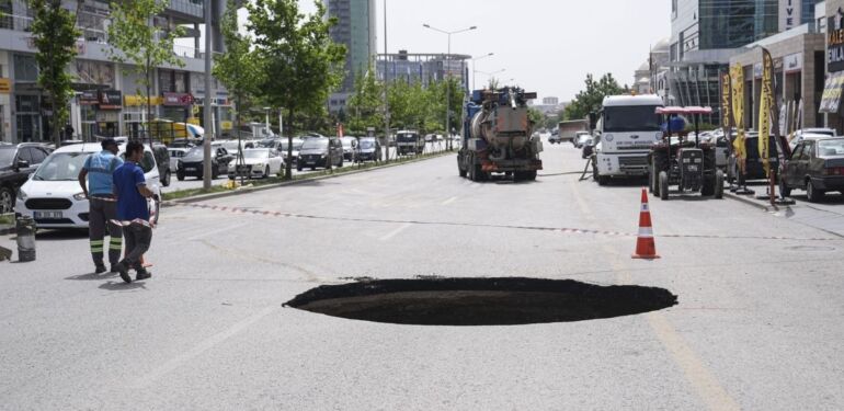 Ankara’da kanalizasyon sularının birikmesi sonucu yol çöktü