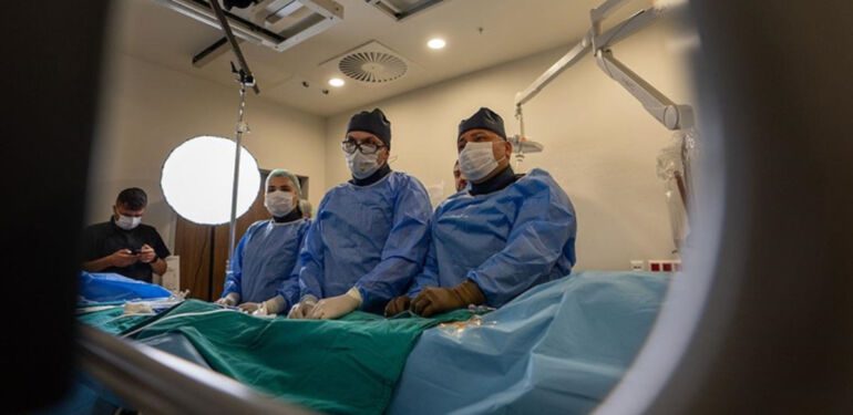 Ankara'daki beyin cerrahi operasyonunu Mısırlı yüzlerce hekim canlı yayında izledi