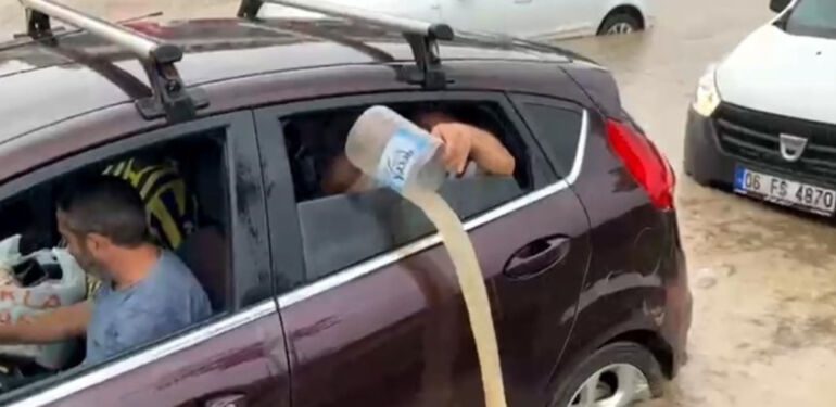 Ankara'yı sağanak vurdu! Araçlar yolda kaldı, sokaklar göle döndü