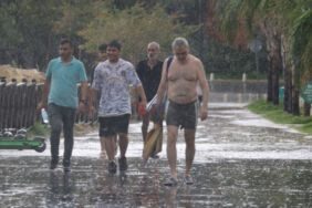 Antalya'da şiddetli yağmur ve fırtına hayatı felç etti