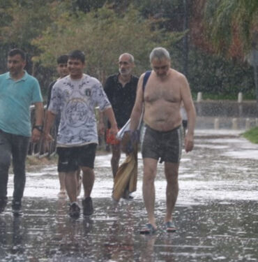 Antalya'da şiddetli yağmur ve fırtına hayatı felç etti