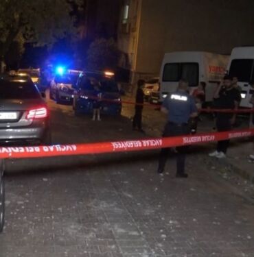 Apartman sakinleri neye uğradığını şaşırdı Avcılar'da binadan parçalar koptu!
