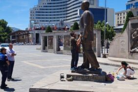 Atatürk Anıtı'na baltayla saldıran 2 kişi gözaltına alındı