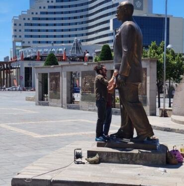 Atatürk Anıtı'na baltayla saldıran 2 kişi gözaltına alındı