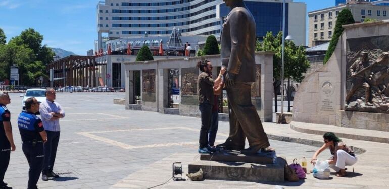 Atatürk Anıtı'na baltayla saldıran 2 kişi gözaltına alındı