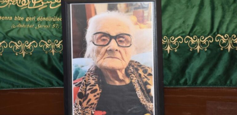 Atatürk'ün tavsiyesiyle öğretmen olan Sabiha Özar, son yolculuğuna uğurlandı
