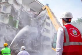 Avcılar’da metruk binaların yıkımına başlandı