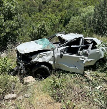 Balıkesir'de şarampole devrilen otomobildeki 2 kişi öldü