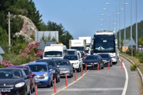 Bayram öncesi tatilci akını! Şehrin girişinde kilometrelerce araç kuyruğu oluştu