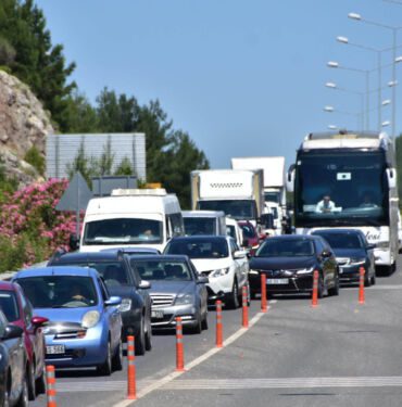Bayram öncesi tatilci akını! Şehrin girişinde kilometrelerce araç kuyruğu oluştu