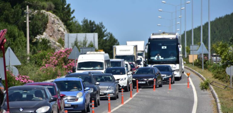 Bayram öncesi tatilci akını! Şehrin girişinde kilometrelerce araç kuyruğu oluştu