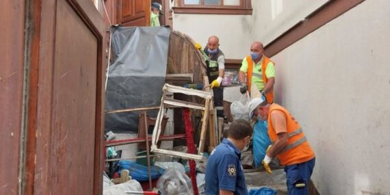 Belediye ekiplerinin temizlediği evden 2 kamyon çöp çıktı