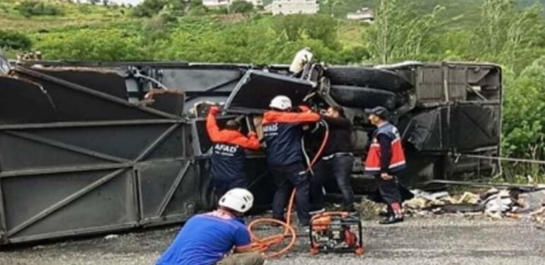Bitlis’te feci kaza! Otobüs ve tır çarpıştı 2 ölü 30 yaralı