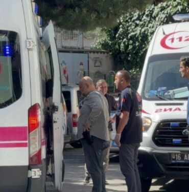 Bursa'da boşanma aşamasındaki karısını ve taksi şoförünü tabancayla yaraladı