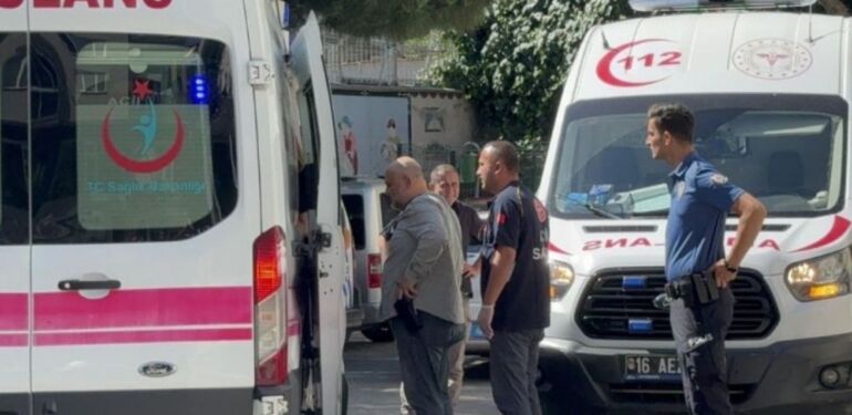 Boşanma aşamasındaki karısını ve taksi şoförünü yaraladı