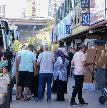 Büyük İstanbul Otogarı'nda tatil dönüşü yoğunluk yaşanıyor