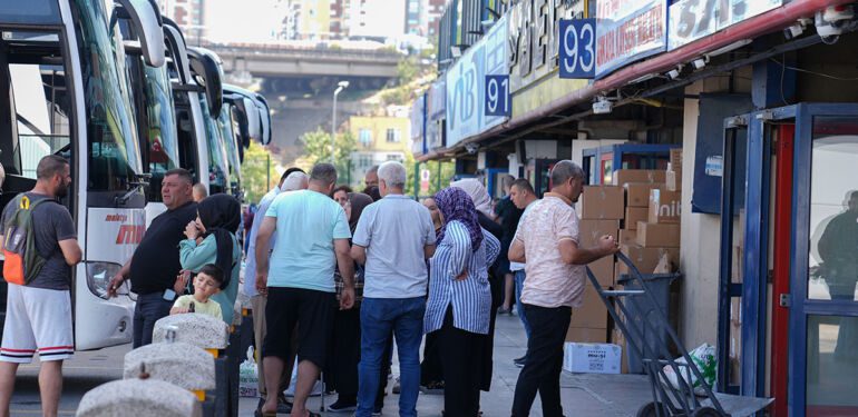 Büyük İstanbul Otogarı'nda tatil dönüşü yoğunluk yaşanıyor