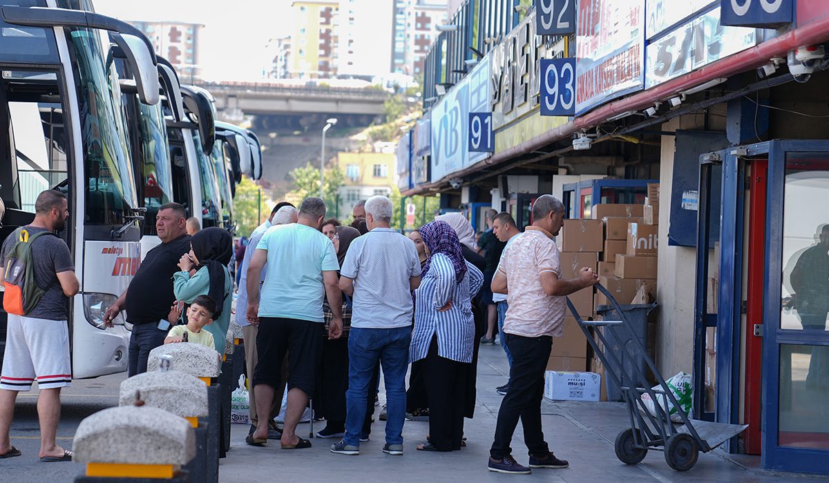 Büyük İstanbul Otogarı'nda tatil dönüşü yoğunluk yaşanıyor