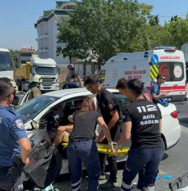 Büyükçekmece'de ambulans ile otomobilin çarpıştı