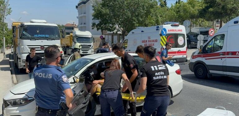 Büyükçekmece’de ambulans ile otomobil çarpıştı