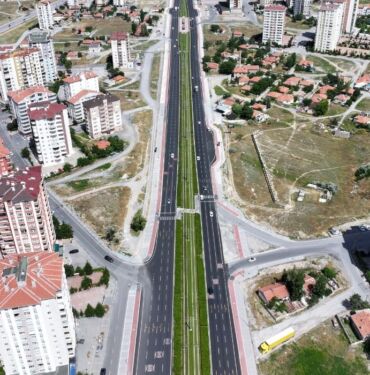 Çimlendirilmiş tramvay yolu yeşil hat çevreye nefes oluyor