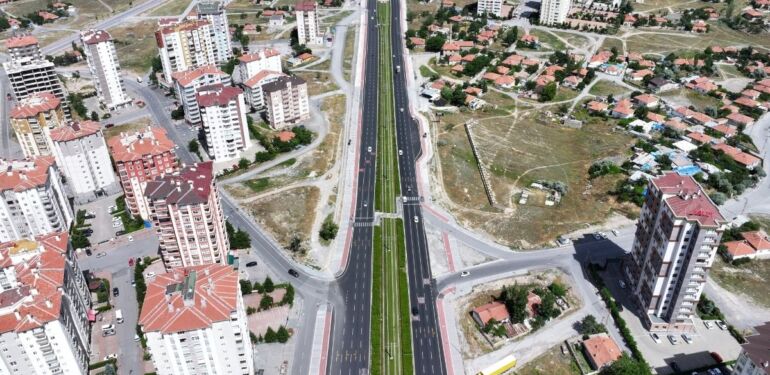 Çimlendirilmiş tramvay yolu yeşil hat çevreye nefes oluyor