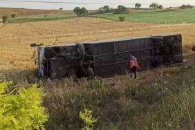 Denizli'de yolcu otobüsü devrildi 12 yaralı
