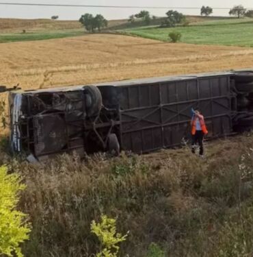 Denizli'de yolcu otobüsü devrildi 12 yaralı