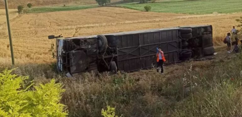 Denizli'de yolcu otobüsü devrildi 12 yaralı