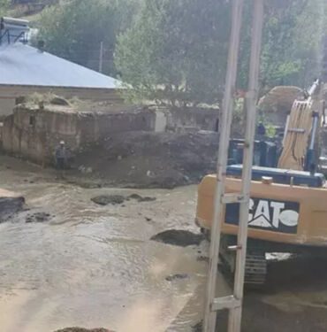 Dere taştı, mahalle sular altında kaldı... Van'ın 3 ilçesinde sağanak sele neden oldu