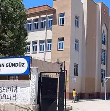 Diyarbakır'da 8'inci sınıf öğrencisi okul önünde bıçaklandı
