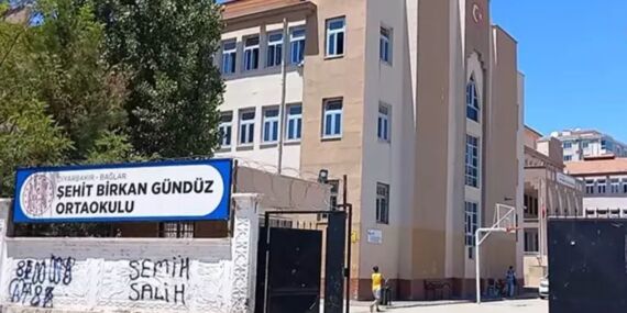 Diyarbakır’da 8’inci sınıf öğrencisi okul önünde bıçaklandı