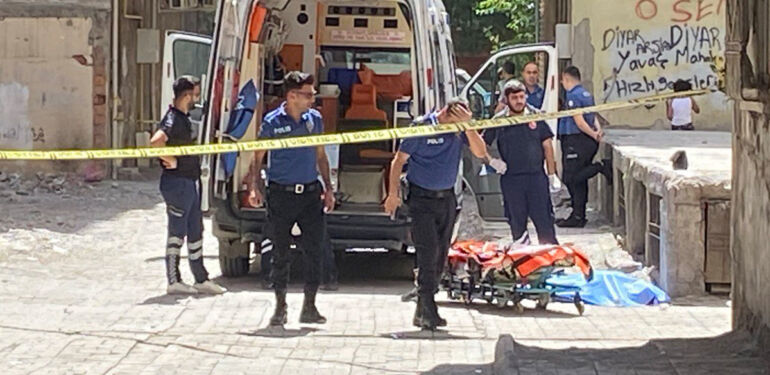 Diyarbakır’da sokakta yürürken silahla başından vuruldu