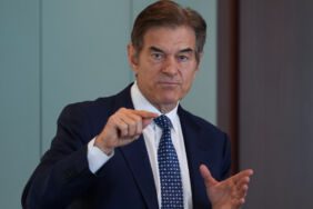 Dr. Mehmet Öz uçakta fenalaşan hastaya müdahale etti