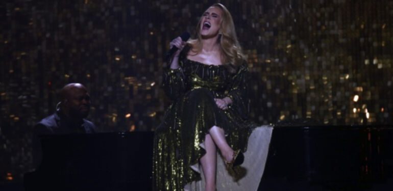 Dünyaca ünlü şarkıcı Adele konser esnasında seyircisini azarladı
