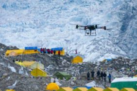 Dünyanın zirvesine ilk kez drone ile teslimat yapıldı