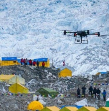 Dünyanın zirvesine ilk kez drone ile teslimat yapıldı