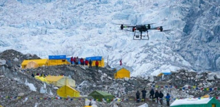 Dünyanın zirvesine ilk kez drone ile teslimat yapıldı
