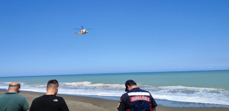 Düzce'de denizde boğulma tehlikesi 4 kişi kurtarıldı, 1 kişi kayıp