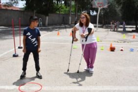 Engel tanımayan azim! Koltuk değnekli beden eğitimi öğretmeni, öğrencilerini sporla buluşturuyor