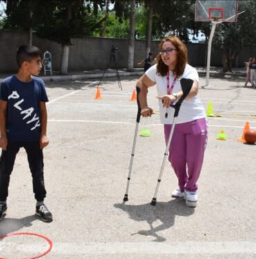 Engel tanımayan azim! Koltuk değnekli beden eğitimi öğretmeni, öğrencilerini sporla buluşturuyor