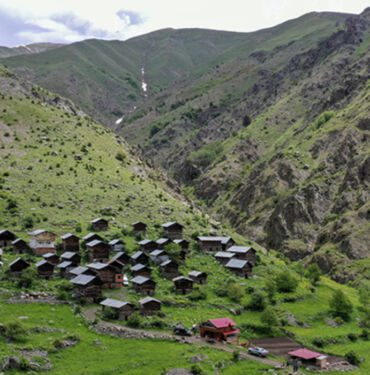 Erzurum-Rize sınırındaki zirveler doğaseverleri bekliyor