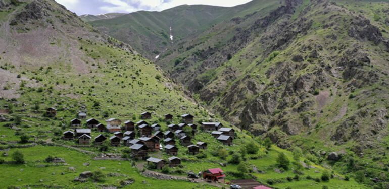 Erzurum-Rize sınırındaki zirveler doğaseverleri bekliyor